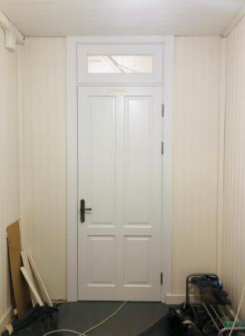 Белые двери с фрамугой