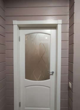 Двери белые в дом из бруса